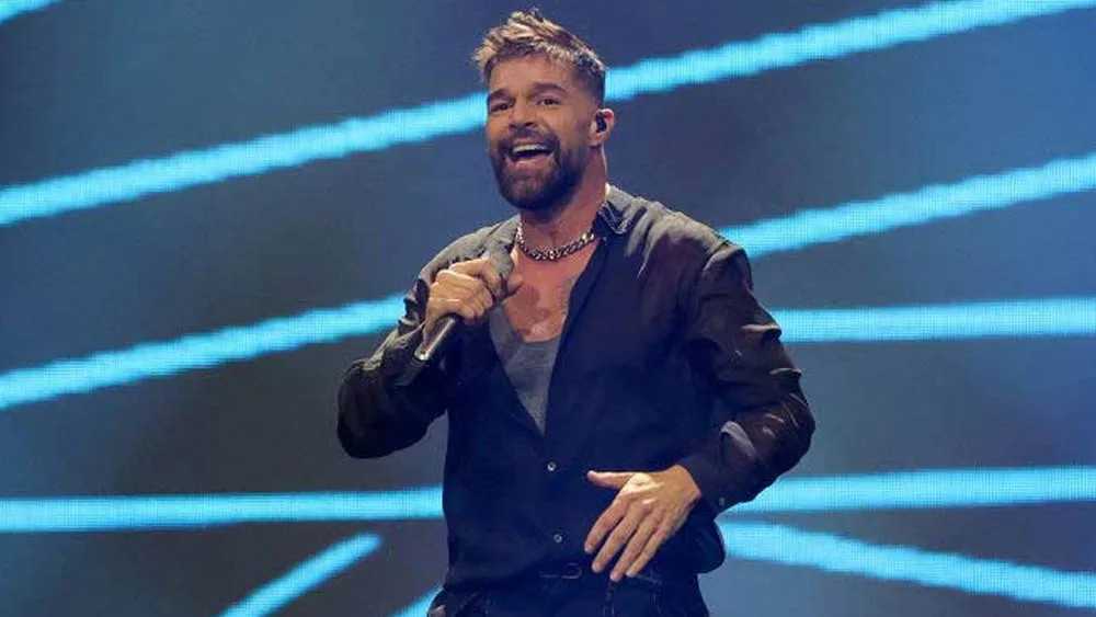 Ricky Martin Shows Up in a Sizzling Mirror Selfie and the Internet Explodes