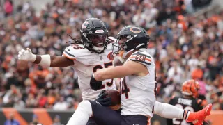 Bears Outlast Bengals for Wild 47-42 Win on Williams' TD Pass to Loveland in Final Minute
